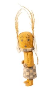 Tithu / Katsina «Sösööpa» (Grillenkatsina) Künstler / Urheber: Philbert (Phil) Honanie, Keams Canyon, First Mesa, Arizona, USA Datierung: ca. 1990 Material: Cottonwood (Wurzelholz der Pappel), Farbe, Yuccastängel Inv.Nr.: FE-04189